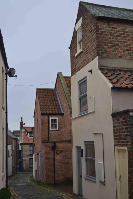 Bijou Romantic Retreat, Whitby Centre Esterno foto